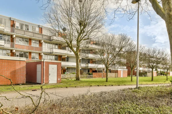 Een Appartementencomplex Met Bomen Voorgrond Geen Bladeren Grond Maar Het — Stockfoto