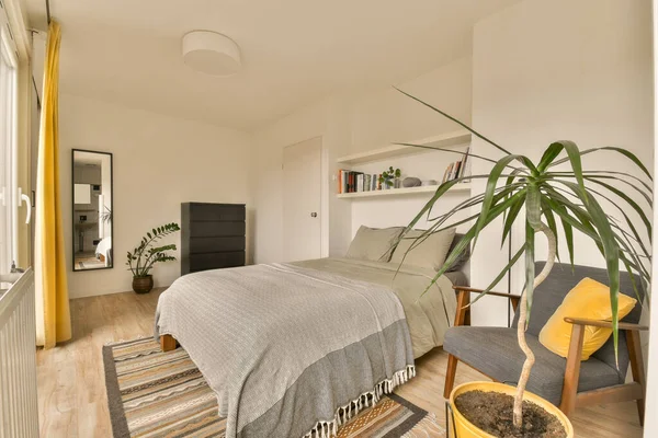 Een Slaapkamer Met Een Bed Stoel Plant Hoek Aan Rechterkant — Stockfoto