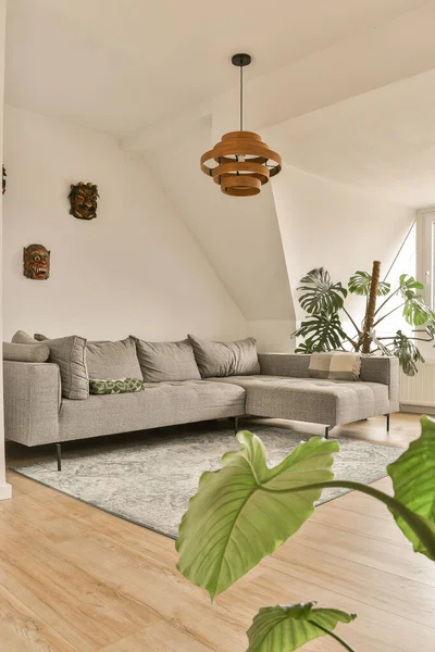 Ein Wohnzimmer Mit Holzboden Und Weißen Wänden Der Mitte Des — Stockfoto