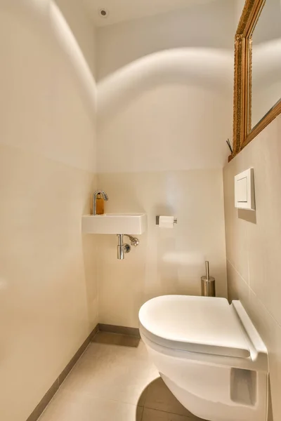 Banheiro Com Banheiro Espelho Seu Canto Levado Cima Para Baixo — Fotografia de Stock