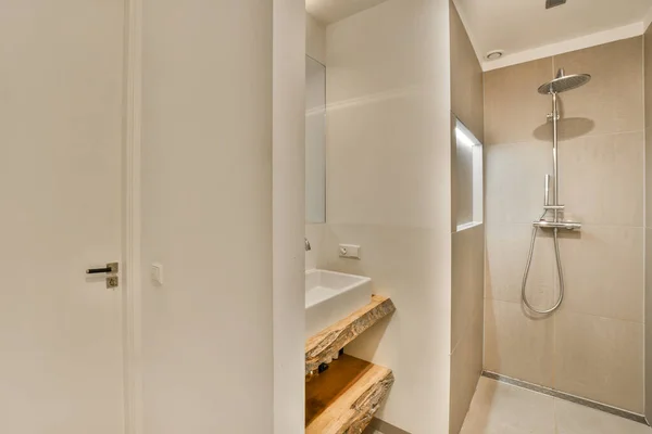Koupelna Umyvadlem Zrcadlem Sprchovým Koutem Umístěným Stěně Vedle Otevřených Dveří — Stock fotografie