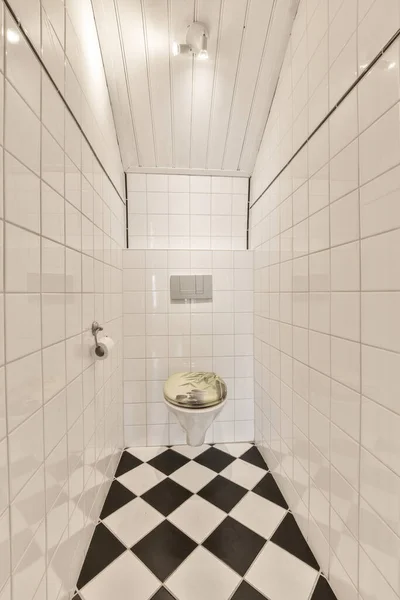 床に黒と白のタイル張りのバスルームと部屋の中央にあるオープントイレ — ストック写真
