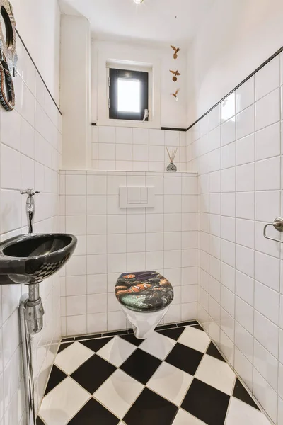 Tuvaleti Lavabosu Aynası Olan Bir Banyoda Siyah Beyaz Bir Zemin — Stok fotoğraf