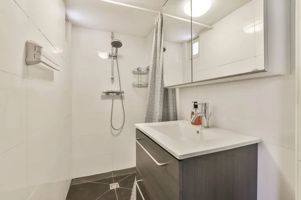 Duş Alanında Beyaz Duvarları Ahşap Döşemeleri Olan Bir Banyo Lavabo — Stok fotoğraf