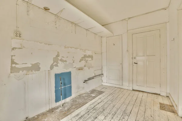 Stary Pokój Drewnianymi Podłogami Farbą Ścianach Tym Niebieskie Drzwi Środkowej — Zdjęcie stockowe
