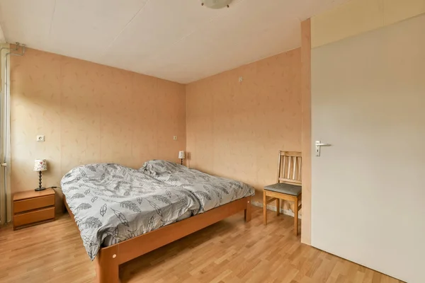 Ein Schlafzimmer Mit Holzboden Und Tapeten Den Wänden Zusammen Mit — Stockfoto