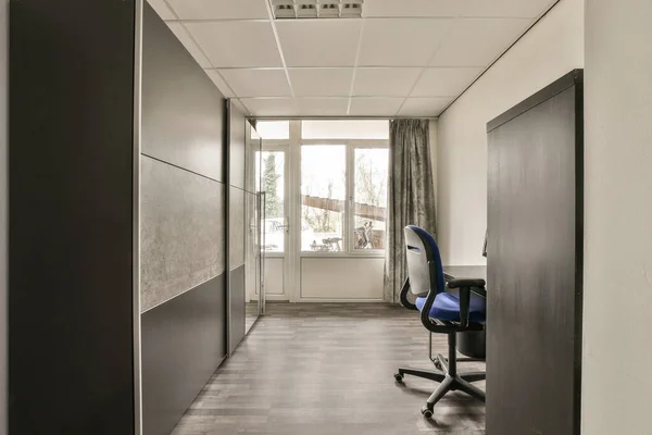 Prázdný Kancelářský Prostor Nikým Místnosti Ale Podlaze Modrá Židle — Stock fotografie