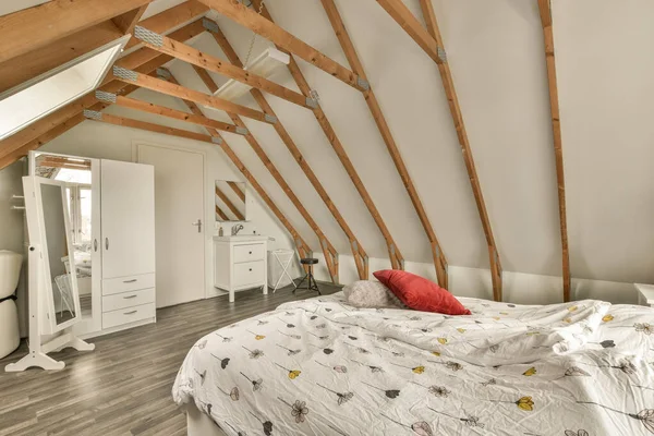 房间里的床 墙壁上有木梁 天花板上有天花板 是卧室的形象 — 图库照片