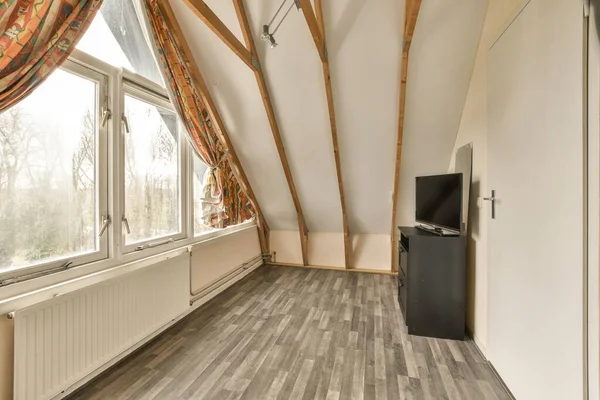 Ein Raum Mit Holzboden Und Großen Fenstern Mit Blick Auf — Stockfoto