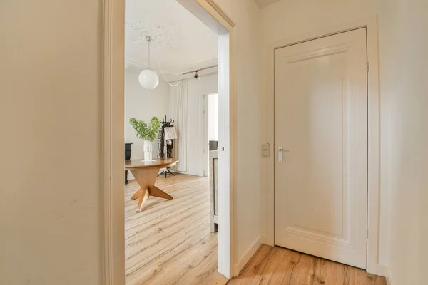 数年前から使用されている空の部屋の壁に木製の床と白いトリムの廊下 — ストック写真