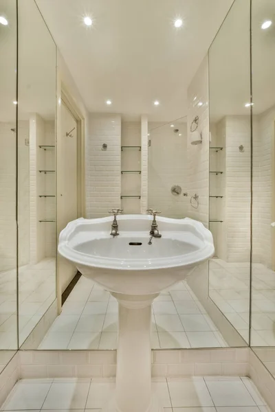 Koupelna Bílými Dlaždicemi Podlaze Velké Zrcadlo Rohu Zdi Ním — Stock fotografie