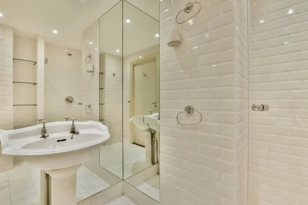 隣の壁に白いシンクと鏡があるバスルームは散歩中です シャワースタンドで — ストック写真