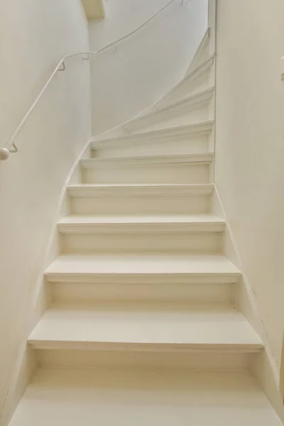 Κάποιες Λευκές Σκάλες Ένα Δωμάτιο Χωρίς Ένα Άτομο Στις Σκάλες — Φωτογραφία Αρχείου