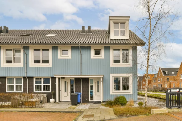 Ένα Διώροφο Σπίτι Μπλε Παράπλευρες Γραμμές Και Λευκό Περίγραμμα Γύρω — Φωτογραφία Αρχείου