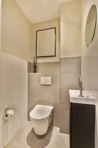 Banheiro Com Banheiro Pia Espelho Parede Frente Cabine Chuveiro Não — Fotografia de Stock