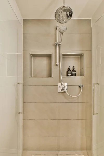 Een Badkamer Met Een Douchekop Aan Muur Een Wit Toilet — Stockfoto