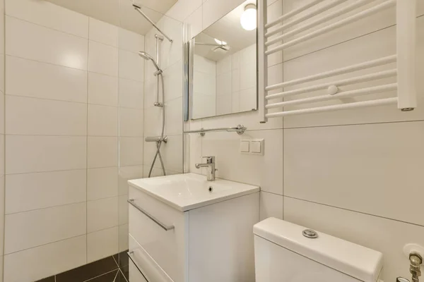 Beyaz Duvarlı Küçük Bir Banyo Yerde Siyah Fayanslar Lavabonun Üstünde — Stok fotoğraf