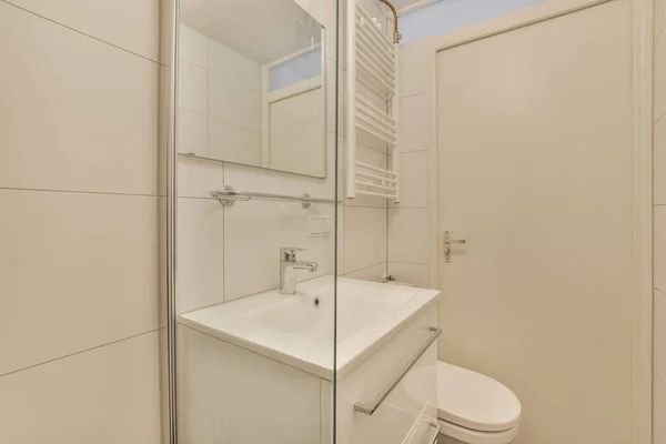 Önünde Lavabo Ayna Olan Bir Banyo Önünde Beyaz Bir Tuvalet — Stok fotoğraf