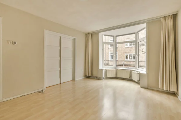 Ein Leeres Wohnzimmer Mit Holzboden Und Großen Fenstern Mit Blick — Stockfoto