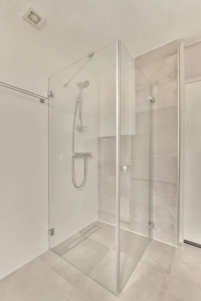 Cuarto Baño Con Una Puerta Ducha Vidrio Azulejos Blancos Suelo —  Fotos de Stock