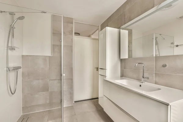Lavabosu Duşu Aynası Olan Bir Banyo Köşede Duvardaki Küvetin Yanında — Stok fotoğraf