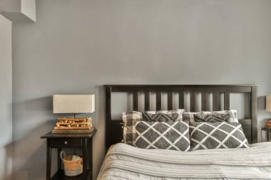 Yatak odası, yatak odası ve yan masalarda yan yana duran iki lamba.