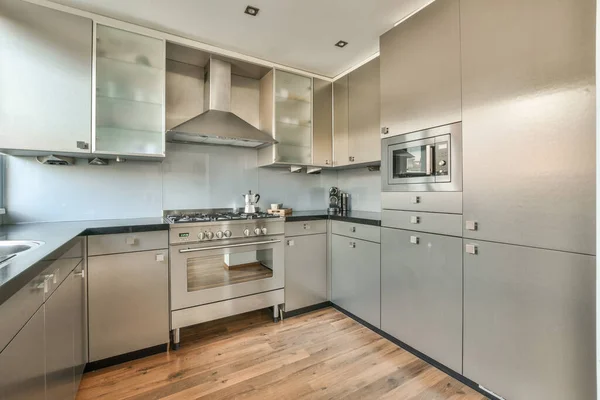 Dapur Modern Dengan Lantai Kayu Dan Peralatan Stainless Steel Meja — Stok Foto