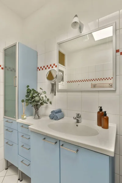 Ένα Μοντέρνο Μπάνιο Μπλε Ντουλάπια Και Λευκά Πλακάκια Στους Τοίχους — Φωτογραφία Αρχείου
