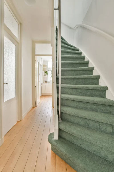 Una Escalera Una Casa Con Suelo Madera Adornos Blancos Las —  Fotos de Stock