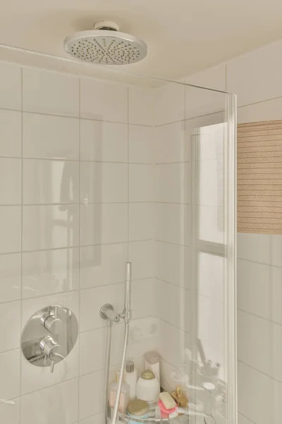 Łazienka Białymi Płytkami Ścianach Głowicą Prysznicową Zamontowaną Rogu Wanny — Zdjęcie stockowe
