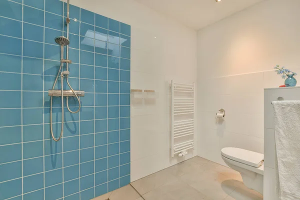 Łazienka Niebieskimi Płytkami Ścianach Białe Oprawy Kabiny Prysznicowej Znajduje Się — Zdjęcie stockowe