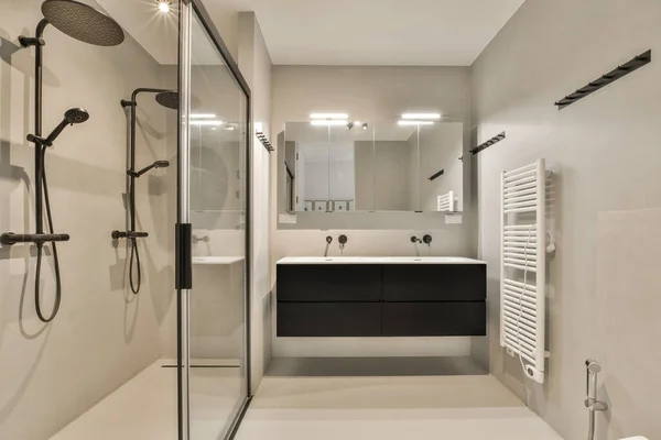 Moderno Cuarto Baño Con Accesorios Blanco Negro Las Paredes Artículos —  Fotos de Stock