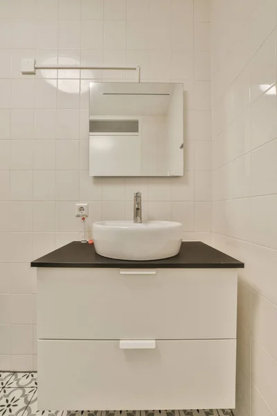 Bílá Koupelna Černými Bílými Dlaždicemi Podlaze Umyvadlo Zrcadlo Rohu Zdi — Stock fotografie