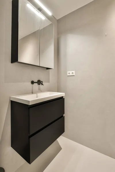Moderní Koupelna Černými Skříněmi Bílými Deskami Stěně Nad Dřezem Osvětlené — Stock fotografie