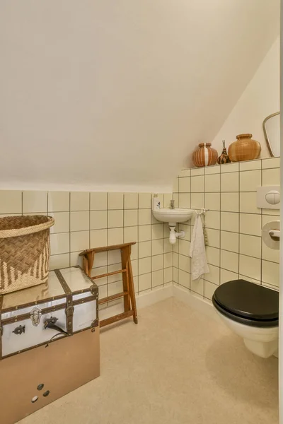 Banheiro Com Azulejos Brancos Nas Paredes Piso Bege Juntamente Com — Fotografia de Stock