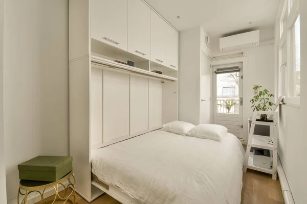 Dormitorio Con Una Cama Armarios Blancos Pared Lado Cama Una — Foto de Stock