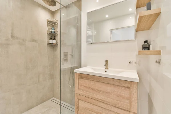 Koupelna Skleněnými Sprchovými Dveřmi Bílými Dlaždicemi Stěně Nimi Dřevěná Marnivost — Stock fotografie