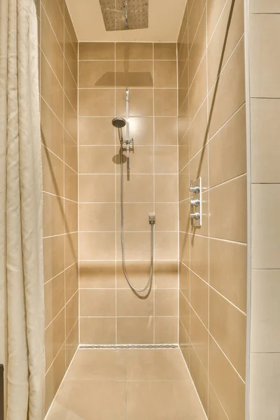 Walk Shower Beige Tiled Walls White Tiles Wall Open Shower — Stock Photo, Image