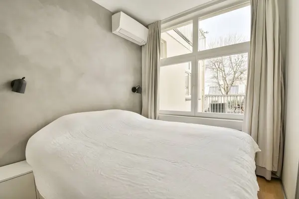 Ein Schlafzimmer Mit Einem Bett Und Einem Großen Fenster Mit — Stockfoto