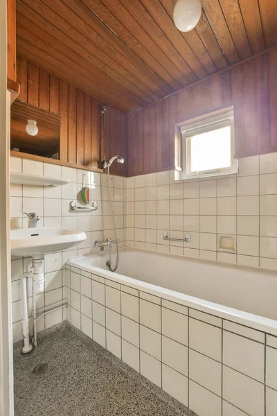 Egy Fürdőszoba Fehér Csempe Falakon Fából Készült Mennyezet Fölé Van — Stock Fotó