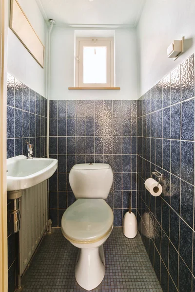 Uma Pequena Casa Banho Com Azulejos Azuis Nas Paredes Luminárias — Fotografia de Stock