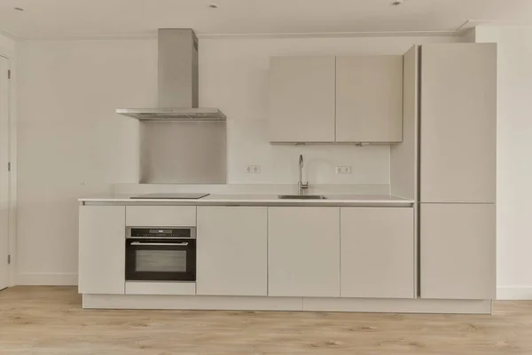 Dapur Dengan Lemari Putih Dan Oven Tengah Foto Diambil Dari — Stok Foto