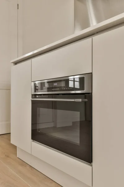 Dapur Dengan Lemari Putih Dan Oven Sudut Diambil Dari Sisi — Stok Foto