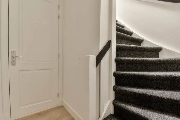 Несколько Лестниц Доме Белыми Стенами Деревянным Полом Внизу Открытая Дверь — стоковое фото