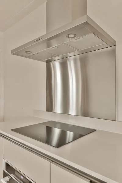 Uma Cozinha Moderna Com Capuzes Aço Inoxidável Eletrodomésticos Balcão Nesta — Fotografia de Stock