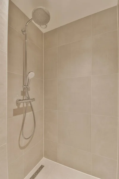 Çok Temiz Evinizdeki Banyonun Yenilenmesi Için Kullanılmaya Hazır Bir Duş — Stok fotoğraf