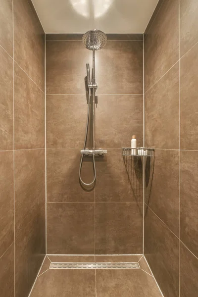 Sprchový Kout Hnědé Dlaždice Stěnách Dlaždice Kolem Vany Ruce Drží — Stock fotografie