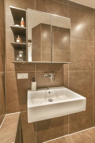 Duvarında Kahverengi Fayanslar Beyaz Eşyalar Olan Bir Banyo Köşedeki Lavabonun — Stok fotoğraf
