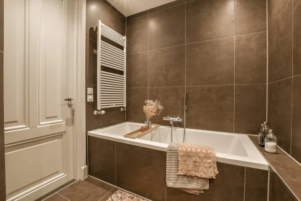 Bathroom Brown Tiles Walls White Trim Tub Sink Towel Hangings — Stock Photo, Image