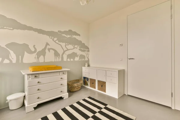 Una Stanza Dei Bambini Con Murale Animale Sulla Parete Mobili — Foto Stock